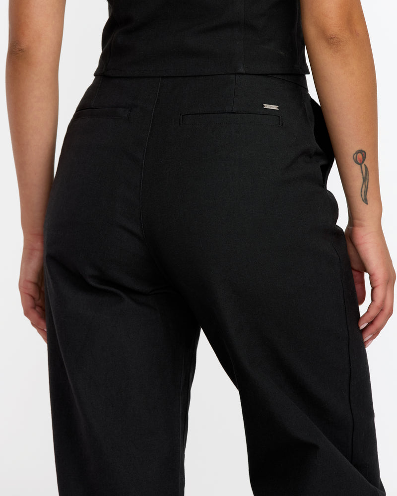 Bonnie Pant - RVCA
