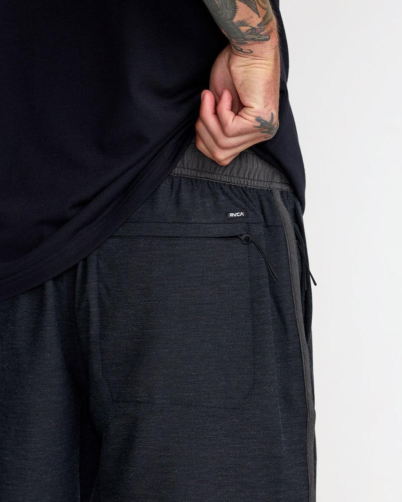 Yogger Hybrid 17" Short